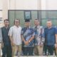 KADIS Kominfo, Drs. Sugeng, didampingi Sekretaris, Mashut, mewakili Pemkab Labura foto bersama President Director Waspada TV, Hang Tuah Jasa Said, Pemimpin Perusahaan Waspada.id, Hendrik Prayetno, wartawan daerah Harian Waspada Rifiq Syahri, Senin (6/3), di Jl Letjen Suprapto, Bumi Warta Waspada. Waspada/Andy Aditya