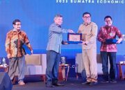 Kepala Kantor Perwakilan Bank Indonesia Provinsi Sumatera Utara, Doddy Zulverdi saat menyerahkan cinderamata kepada narasumber pada kegiatan Webinar Nasional 4th Sumatranomics 2023.