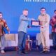 Kepala Kantor Perwakilan Bank Indonesia Provinsi Sumatera Utara, Doddy Zulverdi saat menyerahkan cinderamata kepada narasumber pada kegiatan Webinar Nasional 4th Sumatranomics 2023.