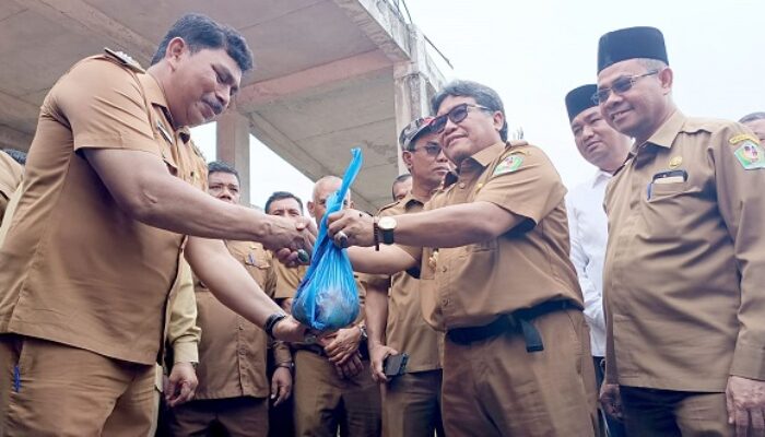 Pemkab Pidie Salurkan Paket Daging Meugang Untuk Warga Miskin