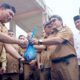 Pj Bupati Pidie Ir Wahyudi Adisiswanto M.S.I menyerahkan paket daging dari program Megang Akbar kepada masyarakat Mutiara secara simbolis yang diterima oleh Camat Mutiara, Saiful Amri, MM di komlek Masjid Agung Al-Falah Kota Sigli, Selasa (21/3). Waspada/Muhammad Riza