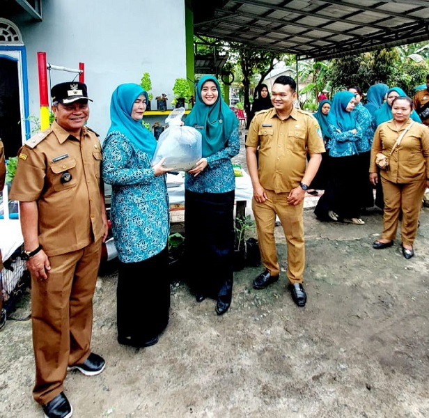 Ketua TP PKK Batubara Serahkan Ternak Dan Benih Ikan Ketua TP PKK Batubara Serahkan Ternak Dan Benih Ikan