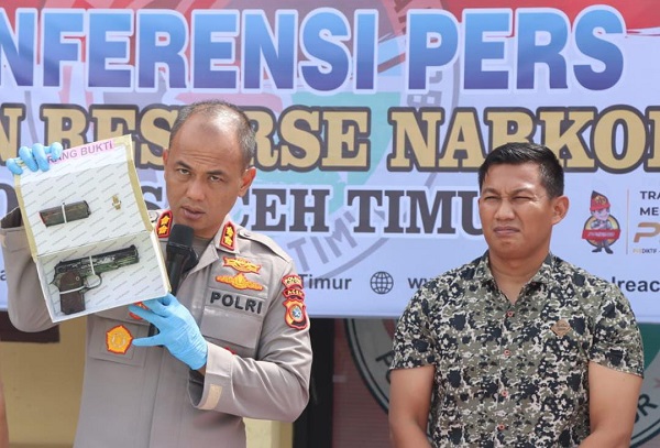 BARANG BUKTI: Kapolres Aceh Timur AKBP Andy Rahmansyah SIK, memperlihatkan senjata api rakitan dan magazen berisi amunisi aktif dalam Konferensi Pers di Mapolres Aceh Timur di Peudawa, Selasa (28/3). Waspada/Muhammad Ishak