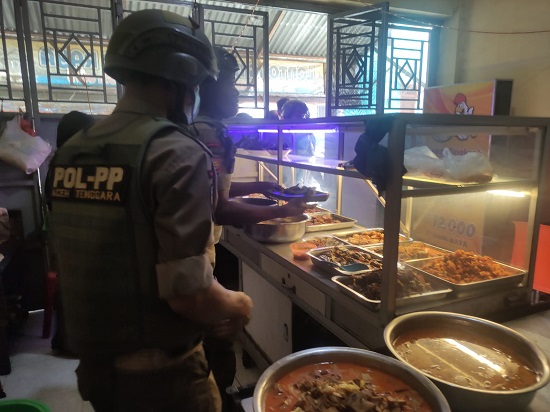 Satpol PP Agara Amankan Dagangan Makanan Siang Hari Satpol PP Agara Amankan Dagangan Makanan Siang Hari