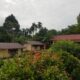 KONDISI Rumah Dinas SDN Lae Ikan yang rusak parah. Waspada/Khairul Boangmanalu