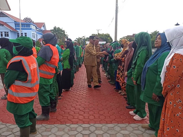 Jelang Ramadhan, 350 Pekerja Kebersihan Kota Lhokseumawe Terima Paket Sembako