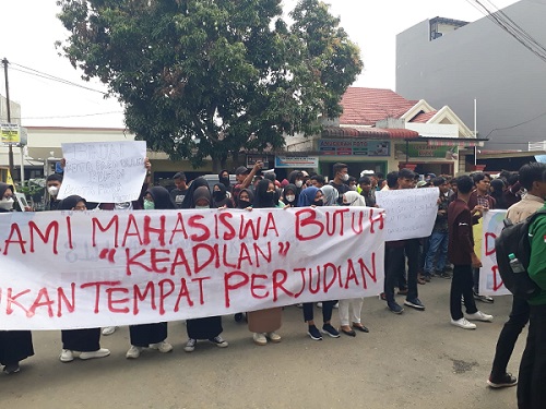 Terlihat massa koalisi mahasiswa sedang melakukan demo di depan Kantor Polres Binjai.(Waspada/Ist)
