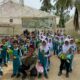 Para siswa SD 2 Muhada Langsa saat melakukan field trip ke kebun hidroponik di Aceh Tamiang, Selasa (14/3). Waspada/Munawar