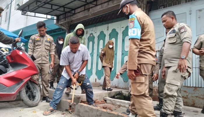 Sat Pol PP Tanjungbalai Bongkar Bangunan Liar
