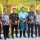 Kepala Badan Narkotika Nasional (BNN) Provinsi Aceh, Brigjen Pol Ir Sukandar, MM didampingi Kepala BNN Kota Langsa AKBP Werdha Susetyo, SE saat melakukan MoU dengan para geuchik di Aula Pendopo Wali Kota Langsa, Kamis (9/3). Waspada/Rapian.