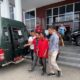 Tim Tabur dari Kejaksaan Tinggi Aceh menangkap dua DPO dalam kasus karantina hewan, ikan dan tumbuhan, di Langsa, Kamis (09/03/23). (Waspada/Ist)