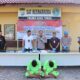 DIAMANKAN: Kapolres Aceh Timur AKBP Andy Rahmansyah SIK, bersama perwira dan personelnya memperlihatkan tersangka MH dan SN dalam Konferensi Pers di Mapolres Aceh Timur, Rabu (8/3). Waspada/M Ishak