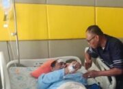 DIRAWAT: Camat Idi Rayeuk, Hasbi, menjenguk Pj Bupati Aceh Timur, Ir Mahyuddin, M.Si, di RSUZA Bandaaceh, Kamis (9/3). Waspada/Ist.