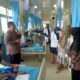 Direktur Rumah Sakit (RSU) Cut Mutia dr. Baihaqi bersama pasien cuci darah dan keluarga memperingati Hari Ginjal di Ruang Hemodialisa RSU Cut Mutia, Kamis (9/3). (Waspada/Zainal Abidin)
