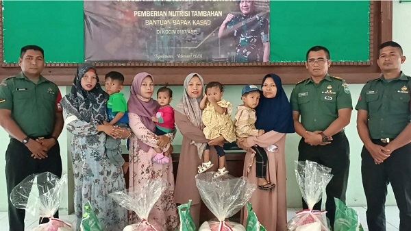 Pasiter Kodim 0107/Aceh Selatan Kapten Inf Junaidi, atas nama Dandim 0107/Aceh Selatan, menyalurkan nutrisi dan gizi tambahan bantuan KSAD kepada masyarakat, dalam upaya penurunan stunting di wilayah Aceh Selatan, di aula Makodim. Kamis (9/3).Waspada/Syafrizal