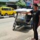 Korban, Rafy, saat menunjukkan lokasi dimana septor miliknya dirampas oleh OTK. Waspada/Ist