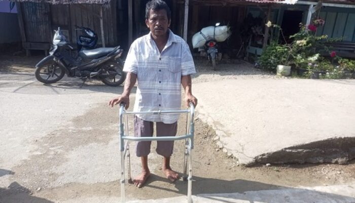 Nelayan Lumpuh Jatuh Dari Pohon
