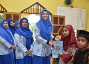 Ny. Maya Serahkan Bantuan Alquran Dan Honor Guru Mengaji