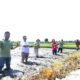 Perwakilan PT TPL bersama petani melakukan pertanaman padi sistem Jajar Legowo di Desa Simpang Sigura-sigura, Kecamatan Porsea, Kabupaten Toba. Waspada/Ist