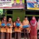 Keluarga besar MTsN 1 Kutacane saat menyerahkan bantuan kepada siswa. Waspada/Ist