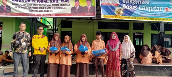Keluarga besar MTsN 1 Kutacane saat menyerahkan bantuan kepada siswa. Waspada/Ist