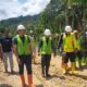 Pakai helm putih depan dua dari kiri Fuadri meninjau Irigasi Sigulai, Simeulue. Minggu (12/3). Waspada/Ist.
