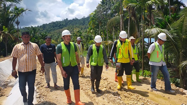 Pakai helm putih depan dua dari kiri Fuadri meninjau Irigasi Sigulai, Simeulue. Minggu (12/3). Waspada/Ist.