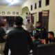 Personel Polres Simeulue mengamankan seorang warga Perancis, Senin (13/3). Waspada/Ist