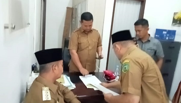 Bupati Palas H Ali Sutan Harahap (TSO) memantau proses pengembalian jabatan Kepala BPKAD Palas, Yenny Nurlina Siregar menggantikan Pajar Hasibuan. Senin (13/3) (Waspada/Muhammad Satio)