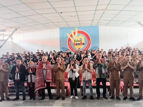 Foto bersama KPI Pusat bersama Bupati Toba dan seluruh peserta seminar Gerakan Literasi Sejuta Pemirsa di Aula SMA Negeri 1 Balige, Kabupaten Toba, Senin (13/3). Waspada/Ramsiana Gultom
