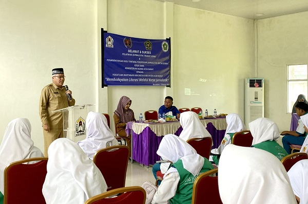 Pelatihan Jurnalistik Pelajar yang dilaksanakan PWI Aceh Barat bekerjasama dengan Kantor Kementerian Agama (Kemenag) Kabupaten Aceh Barat, Senin (13/3).(Waspada/Muji Burrahman)