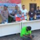 BARANG BUKTI: Kapolres Aceh Timur AKBP Andy Rahmansyah SIK, memperlihatkan barang bukti sabu dan tersangka AW dalam Konferensi Pers di Mapolres Aceh Timur, Senin (13/3). Waspada/M Ishak