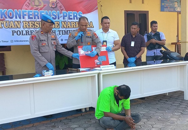 BARANG BUKTI: Kapolres Aceh Timur AKBP Andy Rahmansyah SIK, memperlihatkan barang bukti sabu dan tersangka AW dalam Konferensi Pers di Mapolres Aceh Timur, Senin (13/3). Waspada/M Ishak