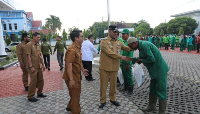 Jelang Ramadhan, 350 Pekerja Kebersihan Kota Lhokseumawe Terima Paket Sembako