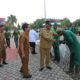 Penjabat Wali Kota Lhokseumawe, Dr Drs Imran M.Si secara simbolis menyerahkan 350 paket bantuan beras dan sertifikat penghargaan kepada pekerja kebersihan Dinas Lingkungan Hidup dan Kebersihan dihalaman Kantor Walikota setempat, Senin (13/3). Waspada/Zainuddin Abdullah