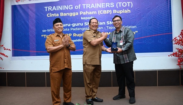 Kepala BI Sibolga, Yuliansah Andrias (kanan) memberikan cindera mata kepada Wali Kota Padangsidempuan Irsan Efendi Nasution disaksikan Kasi SMK Cabdis Pendidikan Padangsidempuan Al Benny Damanik, Senin (13/3). Waspada/ist