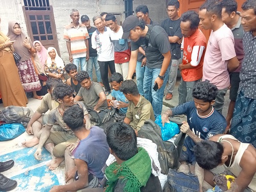 21 Imigran Rohingya yang terdampar di kawasan Desa Padangkawa, Kecamatan Tangan-tangan, Abdya. Senin (13/3).Waspada/Syafrizal