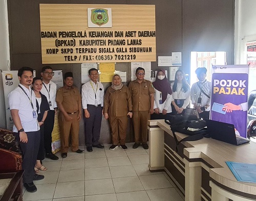 Kepala BPKAD Palas Yenny Nurlina Siregar, didampingi Plt Sekretaris, Sahrin Siregar bersama Kepala Kantor P2KP Sibuhuan, Mahluddin Simbolon foto bersama usai membuka Pojok Pajak di BPKAD Palas, Senin (13/3) (Waspada/Ist)
