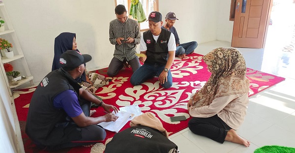 Komisioner KIP Aceh Tamiang, Rusli mendampingi Pantarlih saat melakukan Coklit warga sebagai peserta Pemilu 2024 mendatang.(Waspada/Yusri)