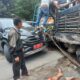 TAMPAK kondisi mobil mengalami ringsek dalam peristiwa laka lantas tabrakan beruntun melibatkan empat kenderaan bermotor dan satu truk di ruas Jalinsum Batubara. Waspada/Iwan Has