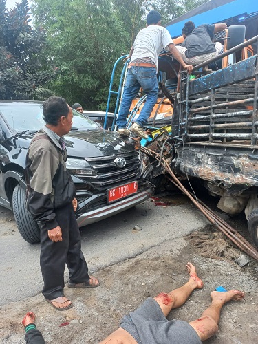 TAMPAK kondisi mobil mengalami ringsek dalam peristiwa laka lantas tabrakan beruntun melibatkan empat kenderaan bermotor dan satu truk di ruas Jalinsum Batubara. Waspada/Iwan Has