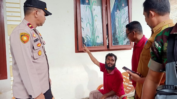 Satu orang etnis Rohingya, yang ditemukan tertidur di Mesjid, saat diamankan di rumah Kades Drienkipas, Kecamatan Tangan-tangan, Abdya. Selasa (14/3).Waspada/Syafrizal