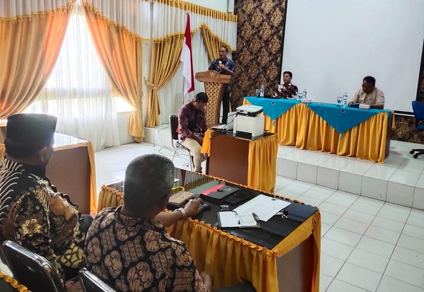 Kepala BNN Kota Langsa, AKBP Werdha Susetyo SE, saat membuka acara rapat koordinasi dalam rangka pelaksanaan fasilitasi advokasi program ketahanan keluarga anti narkoba berbasis sumberdaya pembangunan desa, di Aula Kesbangpol Kota Langsa, Kamis (2/3). Waspada/Rapian