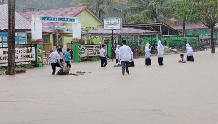 Sebagian Jalan Di Jalan Baru Sinabang Banjir