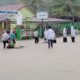 Sejumlah anak sekolah di Sinabang tampak menerobos banjir di sekitar jalan Suka Karya, Sinabang, Simeulue. Waspada/ist