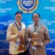 Bupati Aceh Selatan Tgk Amran, saat menerima Penghargaan UHC Award 2023, di Jakarta. Selasa (14/3).Waspada/Ist