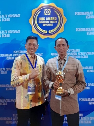 Bupati Aceh Selatan Tgk Amran, saat menerima Penghargaan UHC Award 2023, di Jakarta. Selasa (14/3).Waspada/Ist
