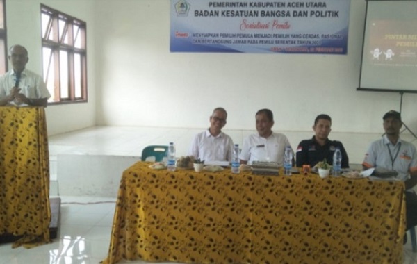 Kesbangpol Aceh Utara menggelar pendidikan politik di sejumlah sekolah, untuk mewujudkan pemilih pemula. (Waspada/ist)