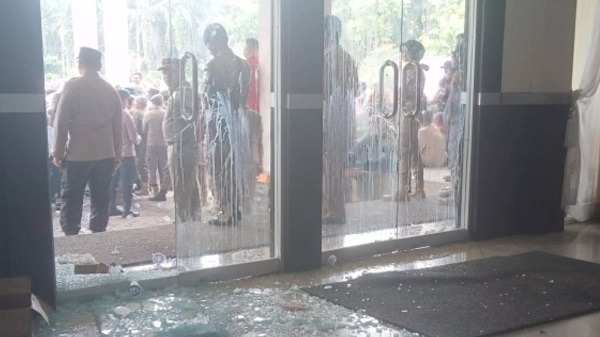 Pintu kantor Bupati Palas hancur dilempari dengan batu saat aksi unjuk rasa bulan Pebruari lalu.(Waspada/Ist)