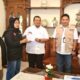 Pantarlih TPS 1 Desa Kilangpapan, Kecamatan Sipirok memberikan bukti sudah di-Coklit kepada Bupati Tapsel Dolly Putra Parlindungan Pasaribu (tengah) disaksikan Komisioner KPU Tapsel, Rabu (1/3).Waspada/ist